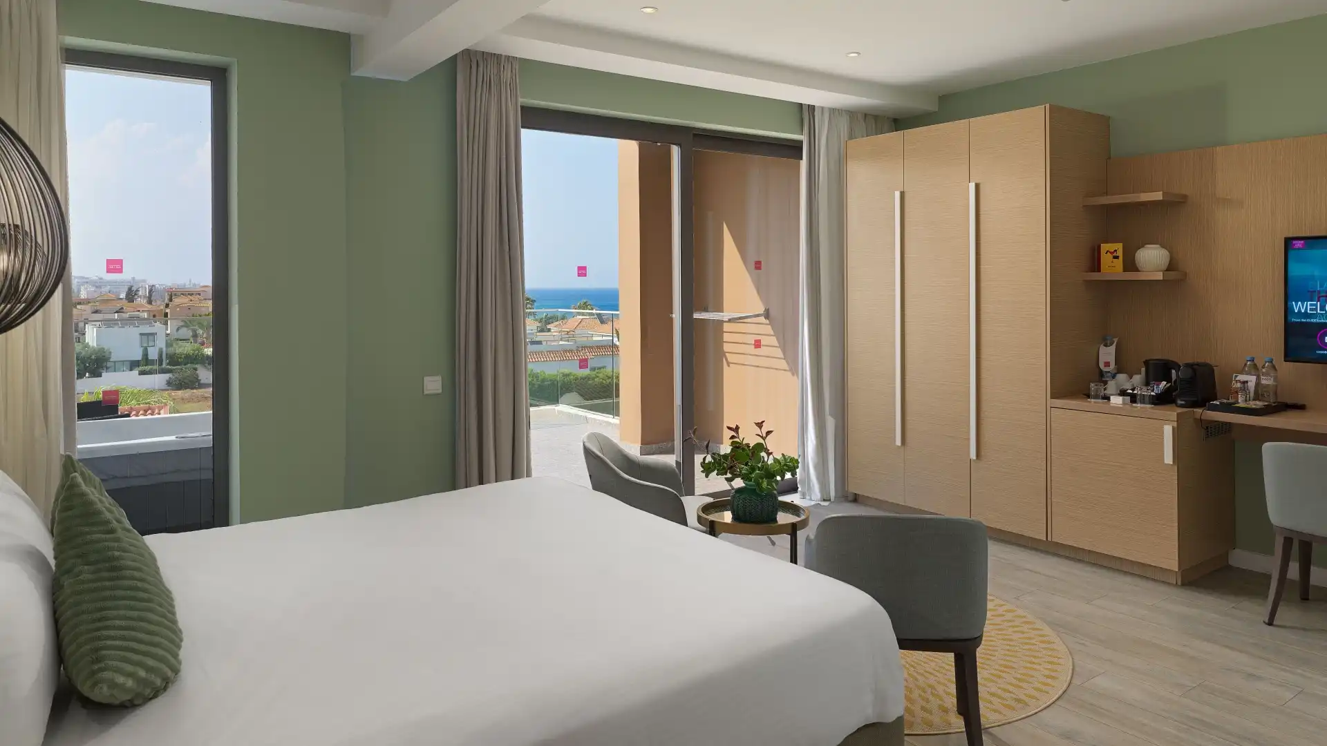 Superior-Zimmer mit seitlichem Meerblick und Whirlpool im Freien