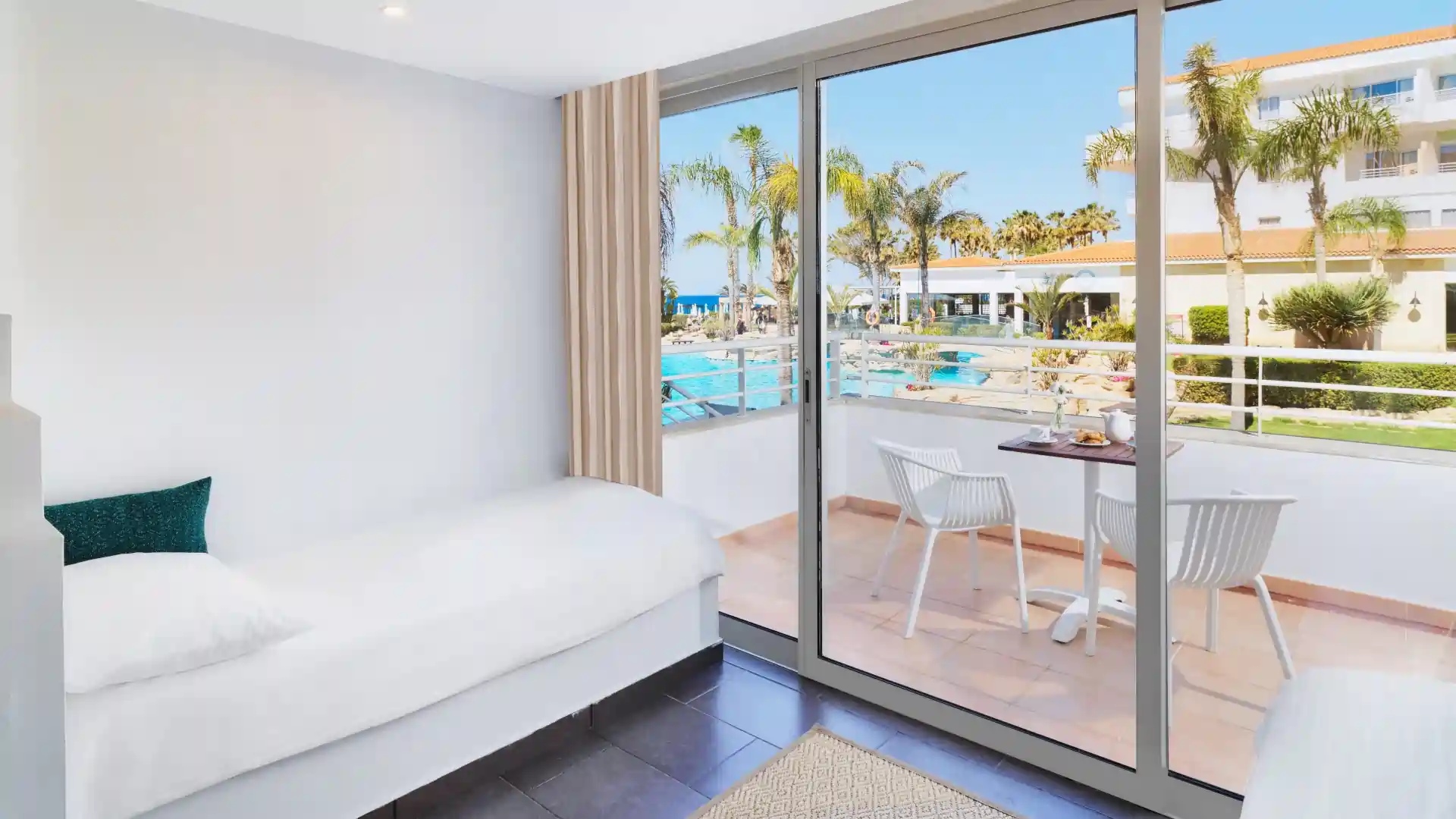 Leonardo Hotels & Resorts Mediterranean - familyRoomSeaOrPoolView_02