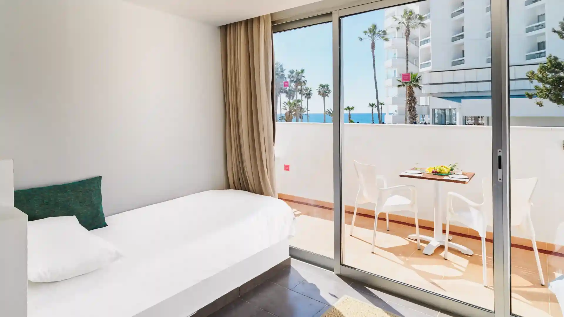 Leonardo Hotels & Resorts Mediterranean - familyRoomSideSeaView_02