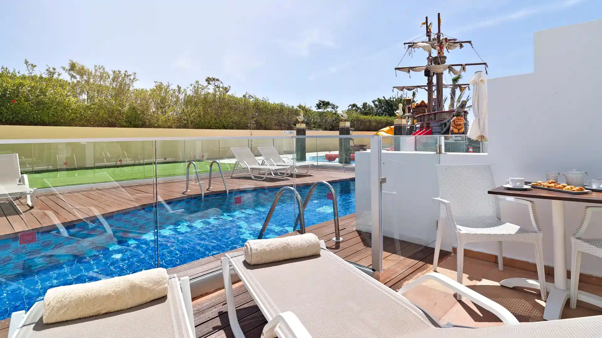 Leonardo Hotels & Resorts Mediterranean - swimUpFamilyRoomGardenView_04