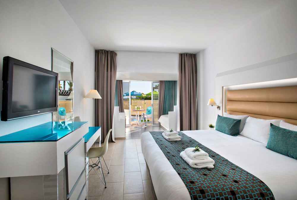 Leonardo Hotels & Resorts Mediterranean - swimUpFamilyRoomSeaView_01