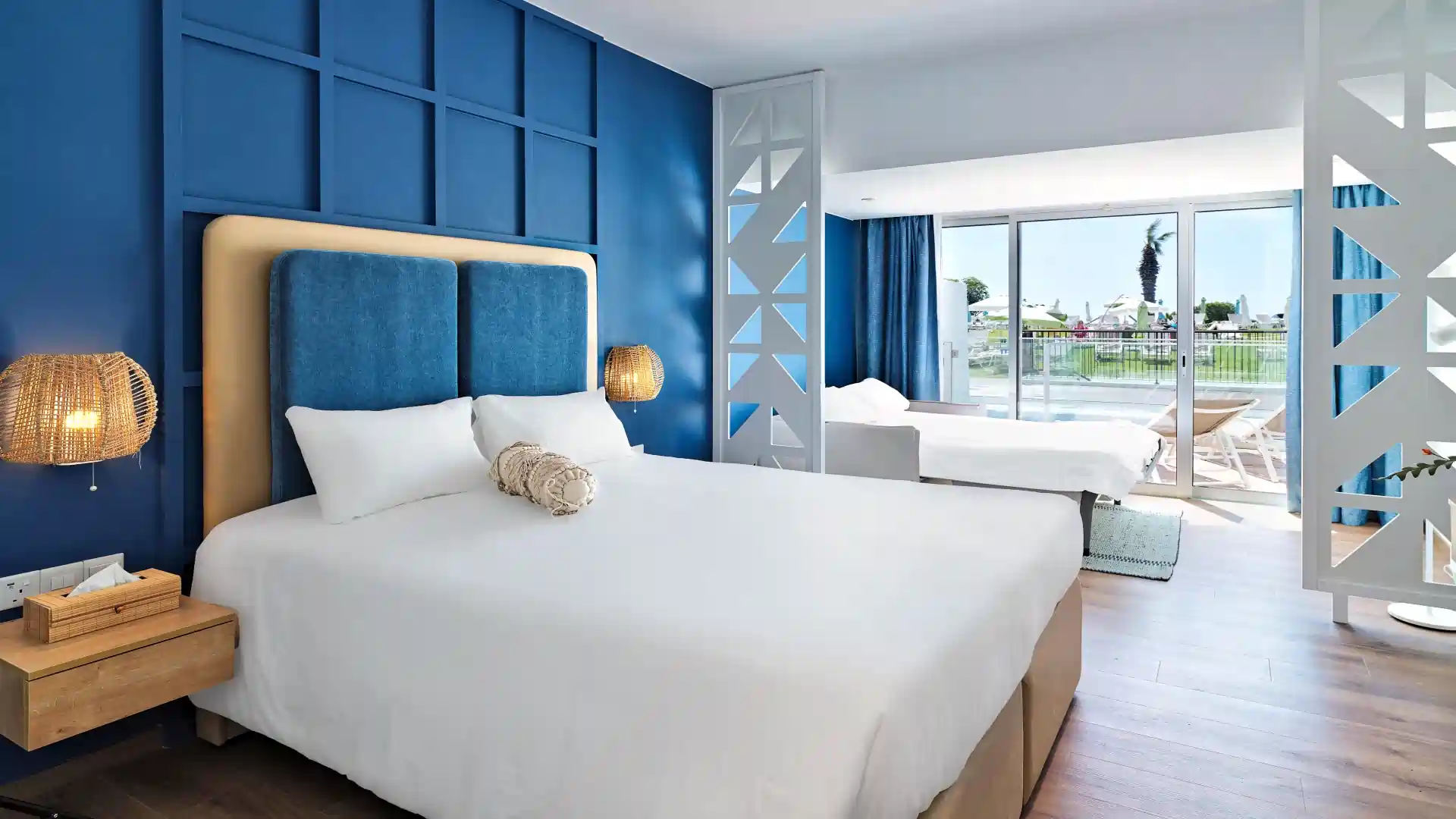 Leonardo Hotels & Resorts Mediterranean - swimUpFamilyRoomSeaView_01