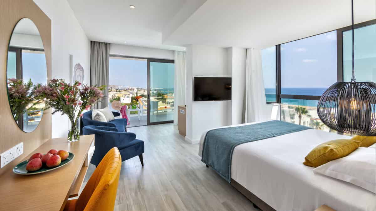Leonardo Hotels & Resorts Mediterranean - juniorSuiteFrontSeaViewOutdoorHotTub_04.jpg