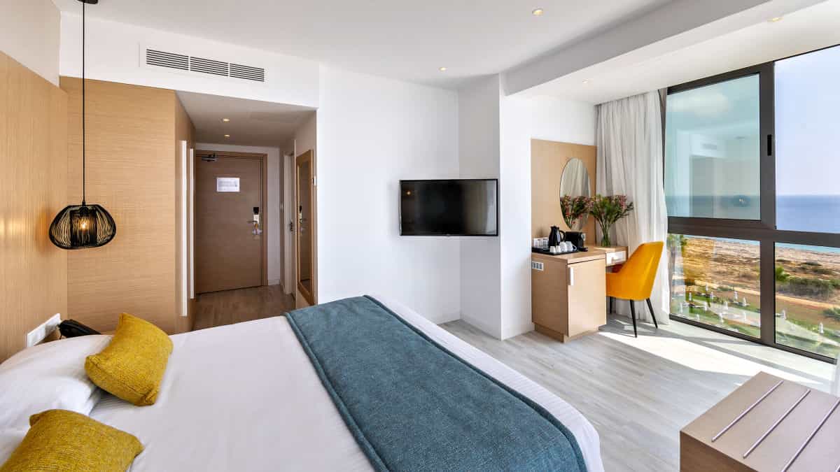 Leonardo Hotels & Resorts Mediterranean - juniorSuiteFrontSeaViewOutdoorHotTub_06.jpg