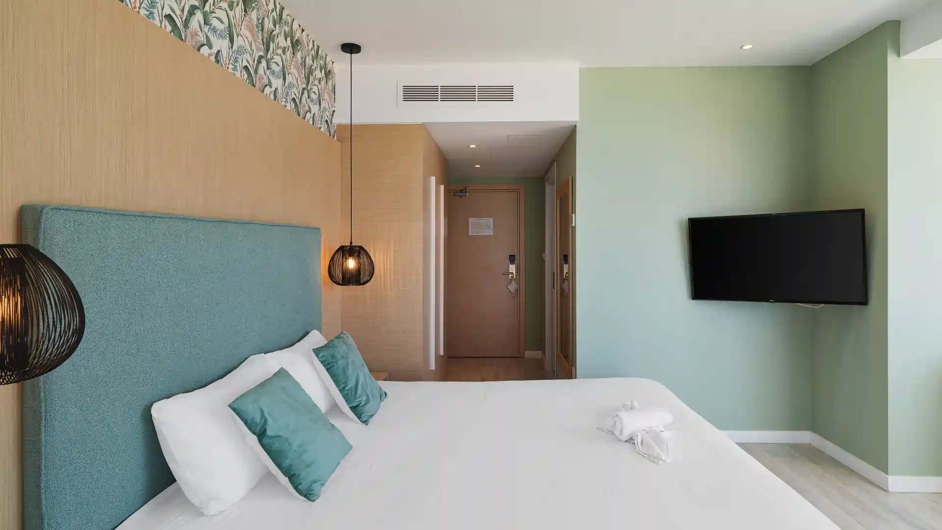 Leonardo Hotels & Resorts Mediterranean - juniorSuiteWithOutdoorHotTub_29