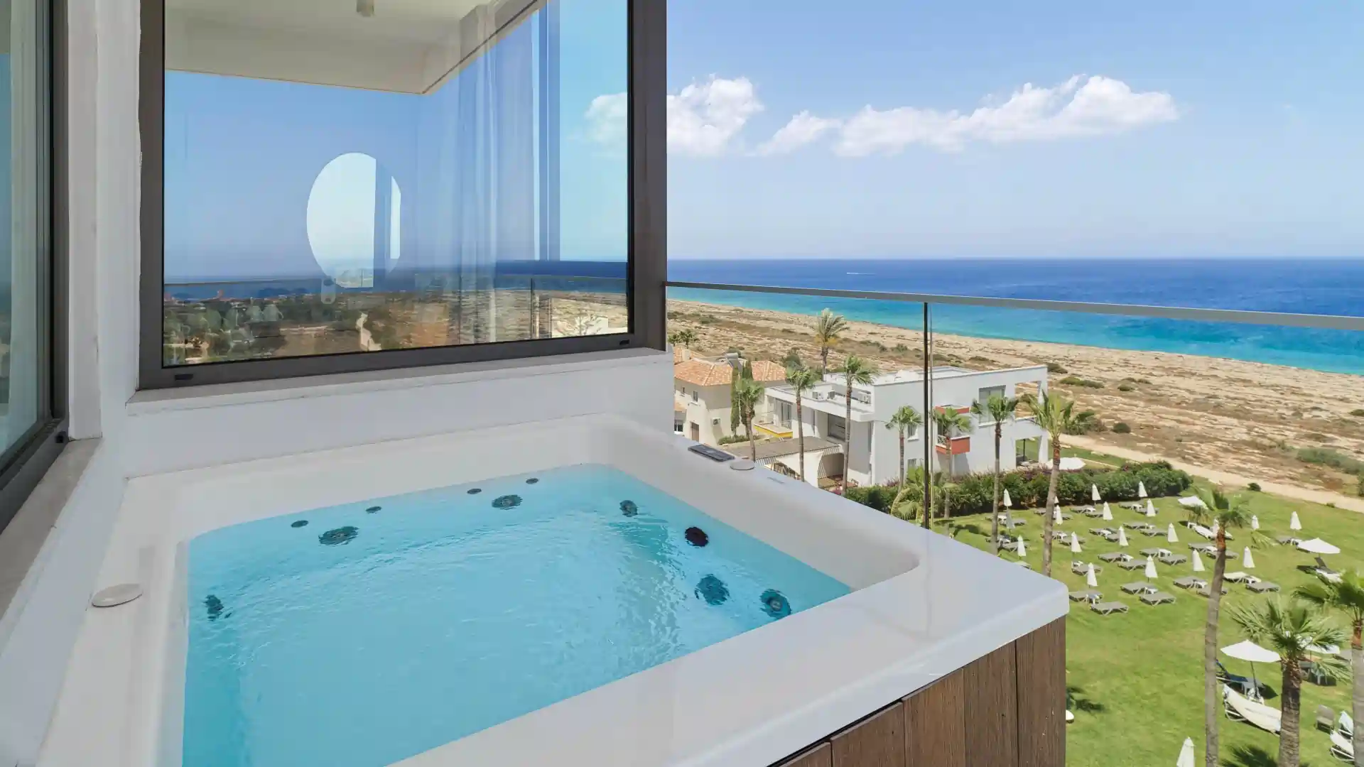 Leonardo Hotels & Resorts Mediterranean - juniorSuiteWithOutdoorHotTub_33