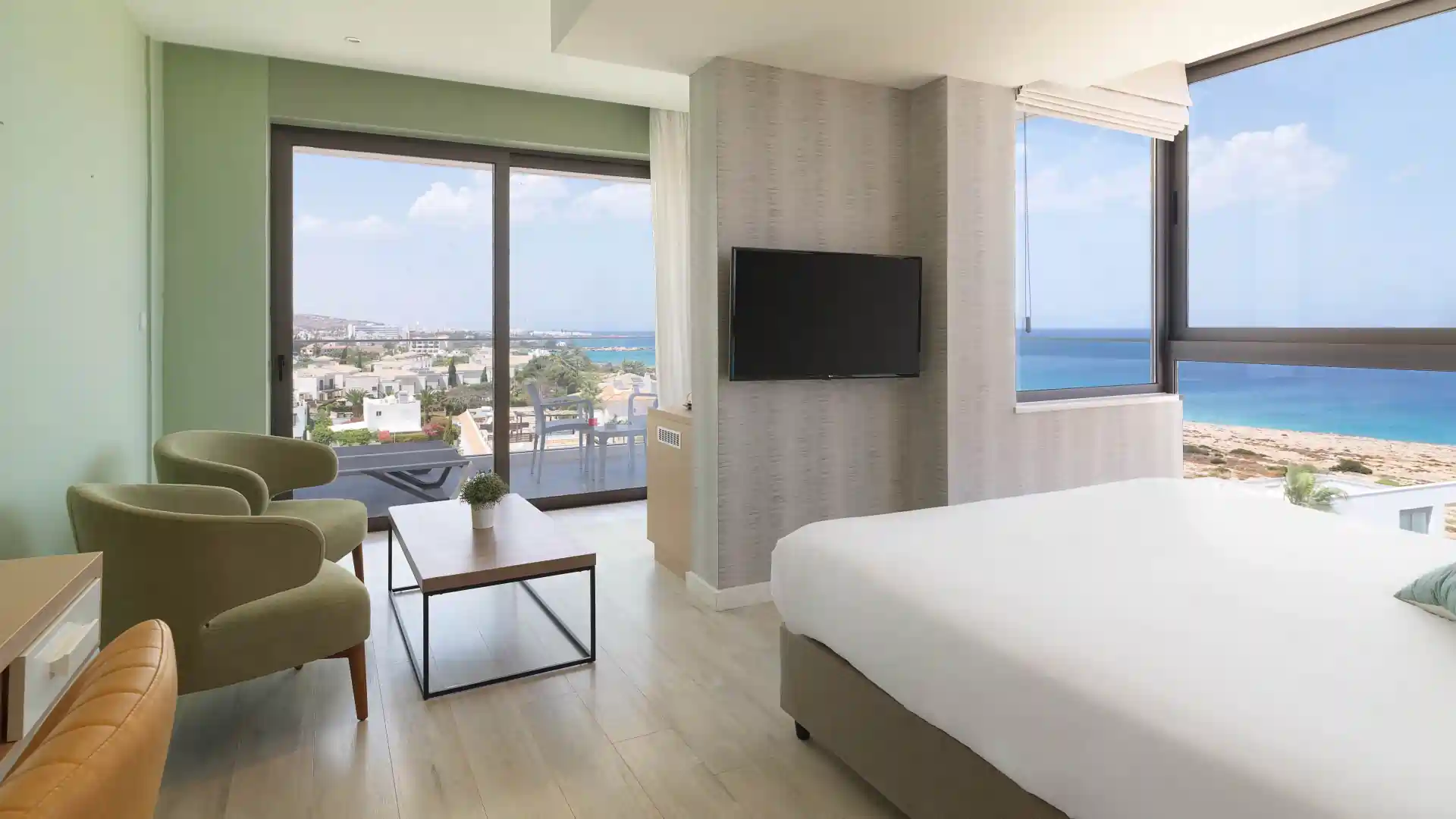 Leonardo Hotels & Resorts Mediterranean - juniorSuiteWithOutdoorHotTub_34