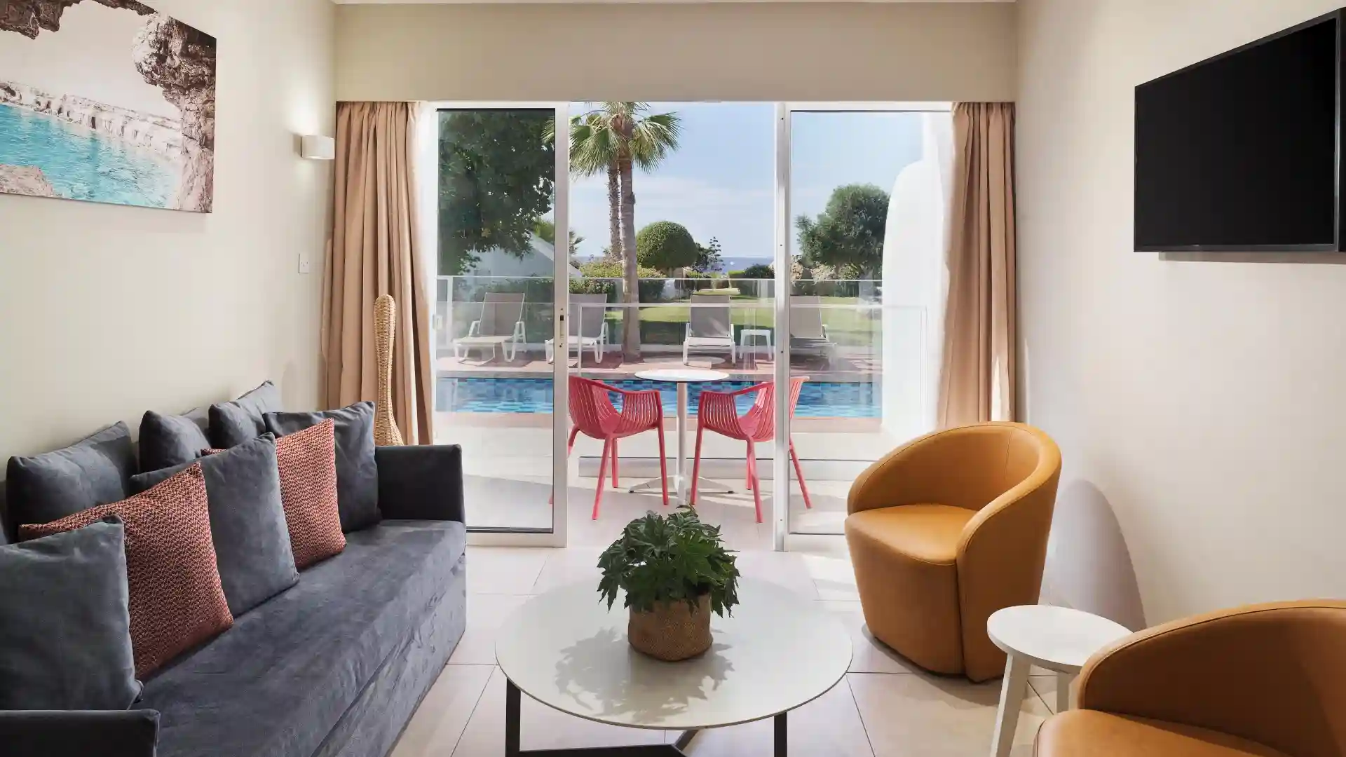 Leonardo Hotels & Resorts Mediterranean - executiveSwimUpSuite_02