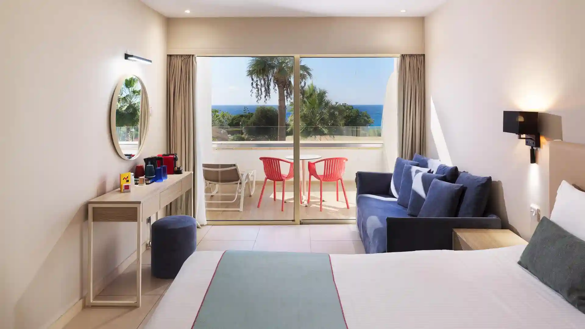 Leonardo Hotels & Resorts Mediterranean - juniorSuiteSeaView_02