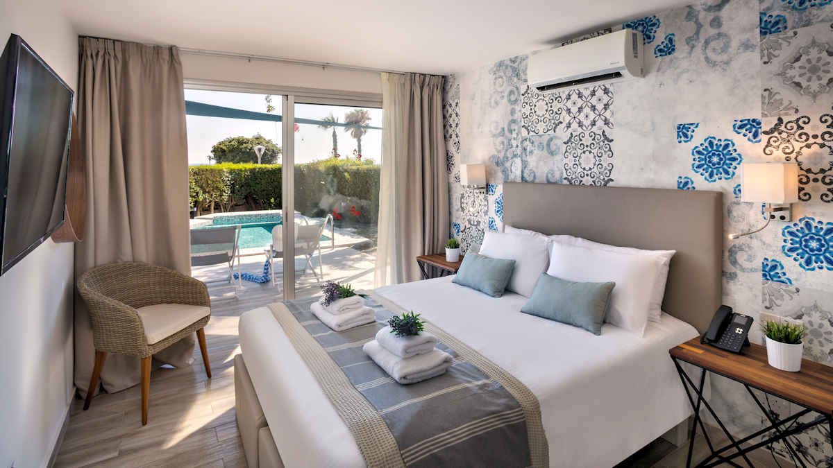Leonardo Hotels & Resorts Mediterranean - gardenSuiteWithPrivatePool_06