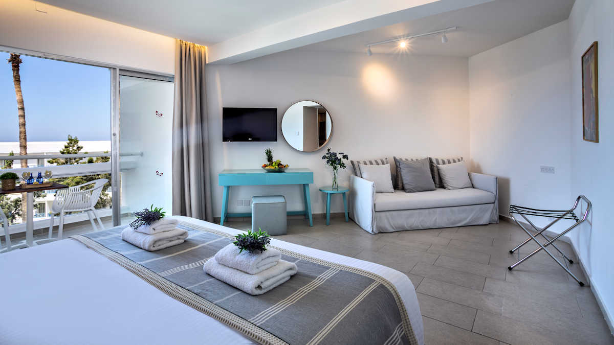 Leonardo Hotels & Resorts Mediterranean - studioSeaView_02.jpg